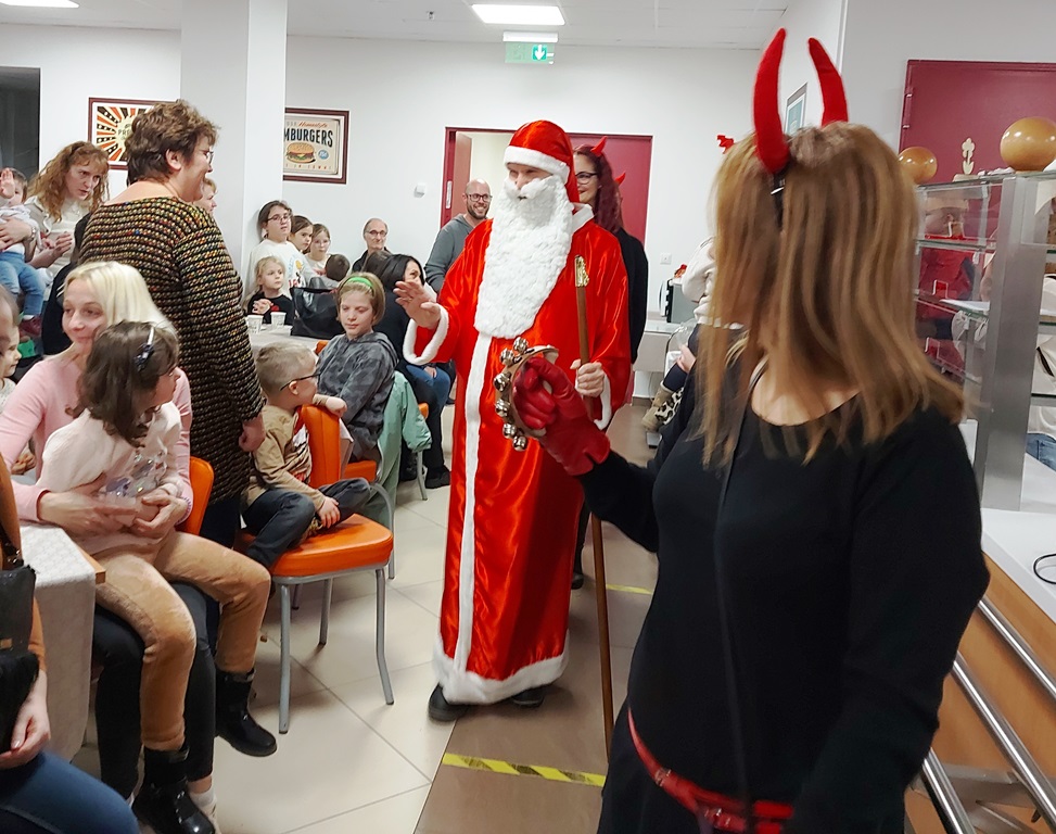 A kórházi dolgozók gyermekeihez is megérkezett a Mikulás